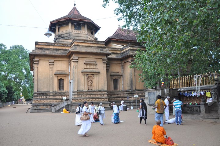 Shore Excursion Colombo Port to Kelaniya Temple & Colombo City for 7 to 12 Pax - Image 1