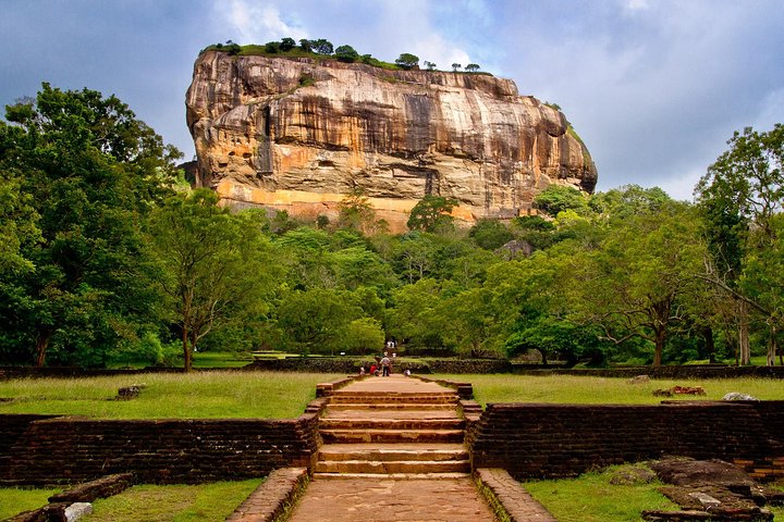 Sigiriya Rock and Dambulla Cave Temple Day Tour - Image 5