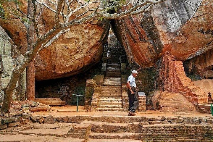 Sigiriya Rock Fortress and Dambulla Cave Temples Private Day Trip - Image 4