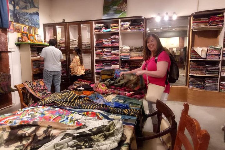 Customized Old & New Delhi Shopping Tour with Female Consultant - Image 4