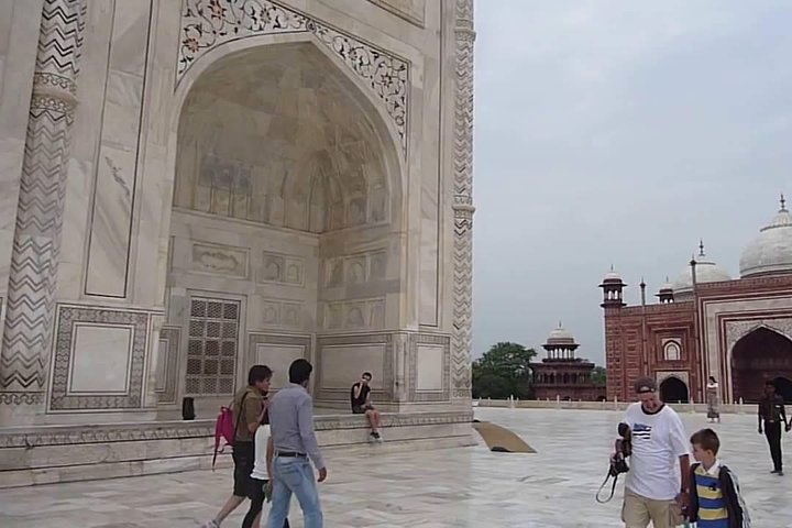 Private Day Trip To Taj Mahal & Agra Fort By Car From Delhi  - Image 2