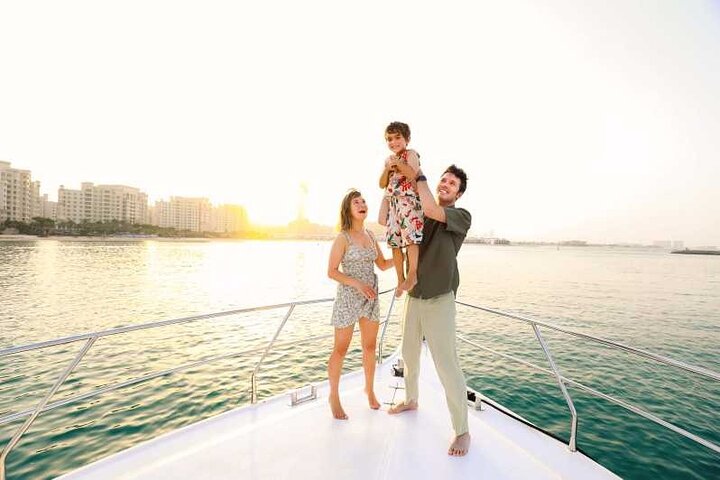 2-hours Shared Yacht Tour in Dubai Marina With Food and Drinks - Image 4