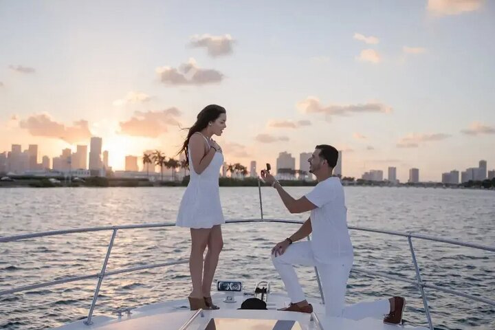 2-hours Shared Yacht Tour in Dubai Marina With Food and Drinks - Image 3