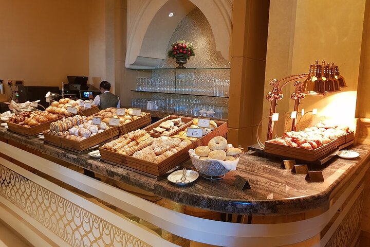 Abu Dhabi City Tour With Dinner At Emirates Palace From Dubai - Image 3