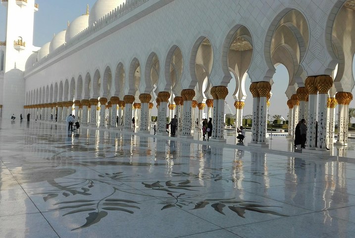 Abu Dhabi tour with Sheikh Zayed Grand Mosque ,and Qasr Al Watan - Image 3