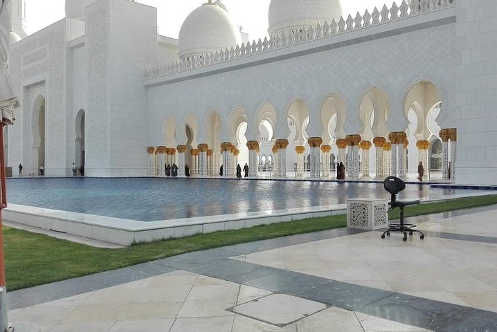 Abu Dhabi tour with Sheikh Zayed Grand Mosque ,and Qasr Al Watan - Image 1