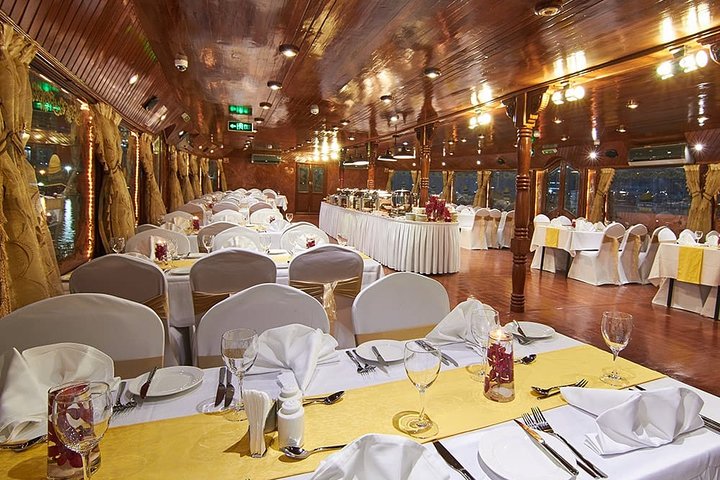 Beautiful Dhow Cruise in Dubai Marina With International Buffet with live shows - Image 3