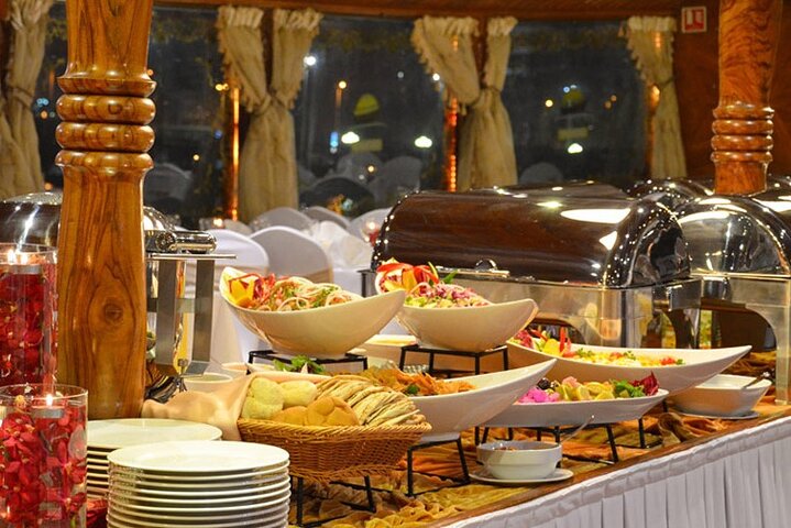 Beautiful Evening in Dubai Marina Cruise with Romantic Dinner with Live Shows - Image 5