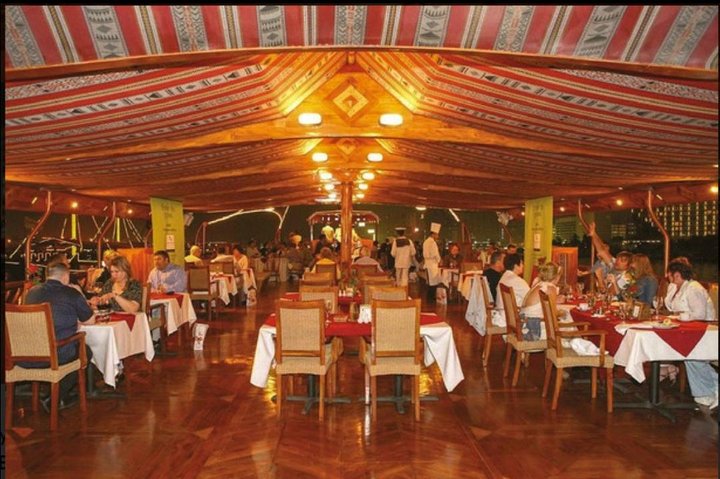 Best Dubai Deluxe Creek Cruise with International Buffet Dinner with Live Shows - Image 2