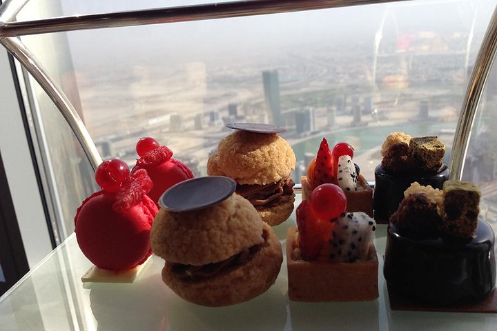 DINE experience at Burj Khalifa with DISCOVER DUBAI by NIGHT - Image 2