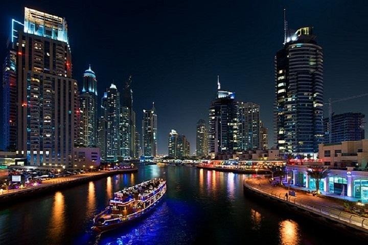 Dinner Cruise Show at Dubai Canal - Image 4