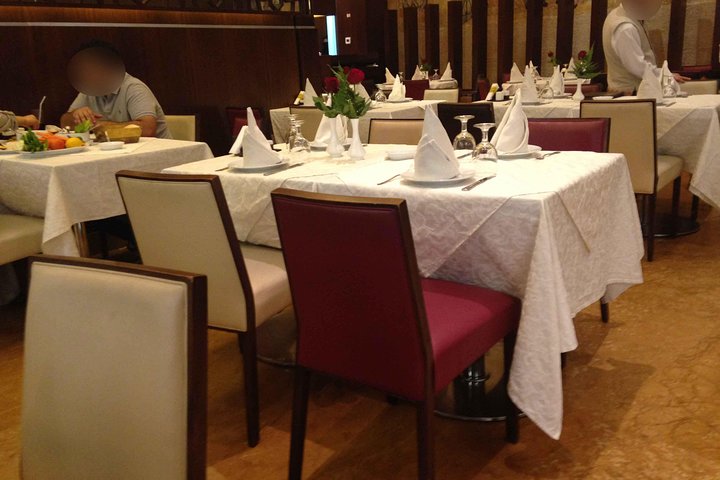 Discover Dubai by Night and Dine experience at the SKI slopes View - Image 2