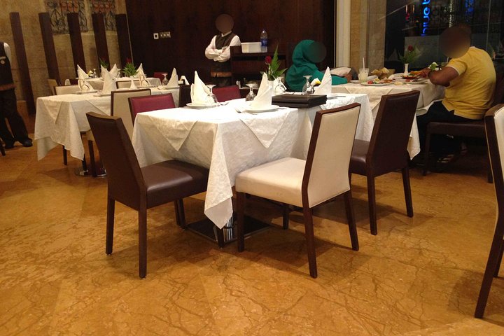 Discover Dubai by Night and Dine experience at the SKI slopes View - Image 3