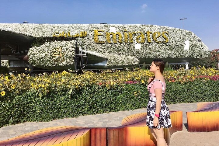 Dubai Miracle Garden and Evening Dhow Cruise Dinner Tour - Image 4