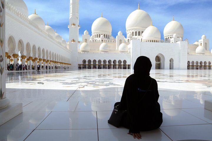From Dubai: Abu Dhabi Sightseeing, Grand Mosque & Etihad Towers - Image 1