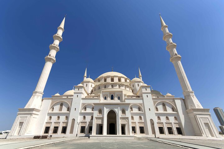 From Dubai to Fujairah: Full Day Tour with Sheikh Zayed Grand Mosque - Image 1