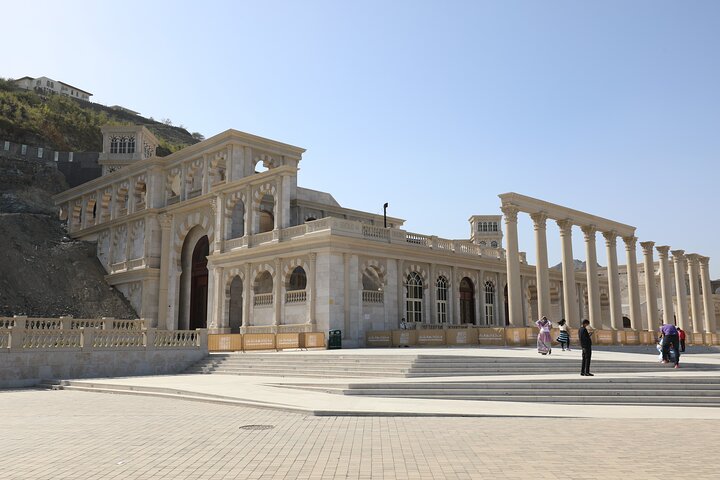 From Dubai to Fujairah: Full Day Tour with Sheikh Zayed Grand Mosque - Image 3