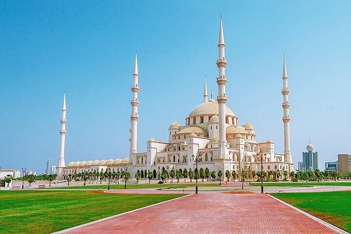 Fujairah East Coast Tour with Visit to Sheikh Zayed Mosque - Image 1