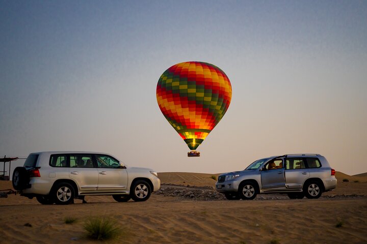Hot Air Balloon Flight in Dubai with Breakfast, Falconry and Camel Ride - Image 4