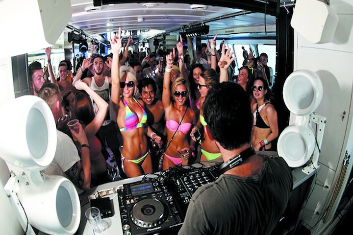 Marina Yacht Party Tour with Unlimited BBQ and Drinks in Dubai - Image 5