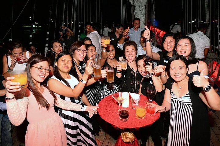 Marina Yacht Party Tour with Unlimited BBQ and Drinks in Dubai - Image 1