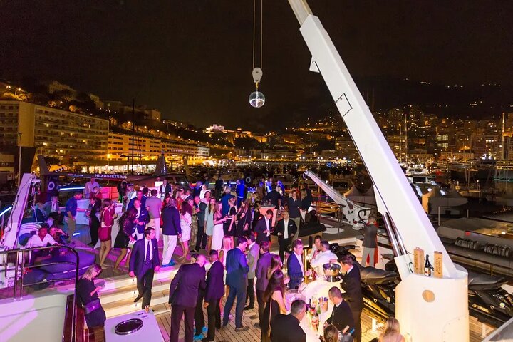 Marina Yacht Party Tour with Unlimited BBQ and Drinks in Dubai - Image 3