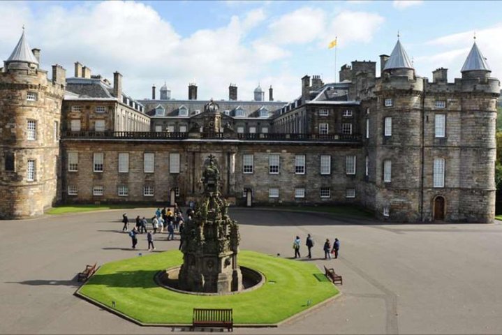 Edinburgh Private Tour Brazilian Guide - Image 1