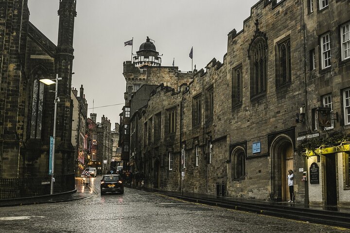 History and Mystery in Edinburgh Old Town Private Tour in French - Image 2