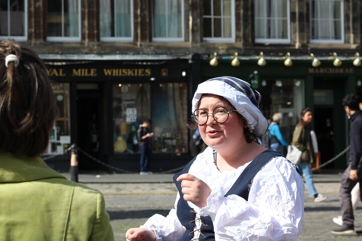 History and Mystery in Edinburgh Old Town Private Tour in French - Image 4