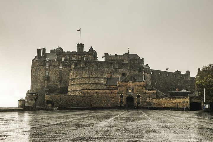 History and Mystery in Edinburgh Old Town Private Tour in French - Image 3