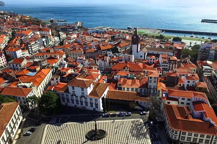 Best of Funchal private walking tour with local specialities tasting - Image 1