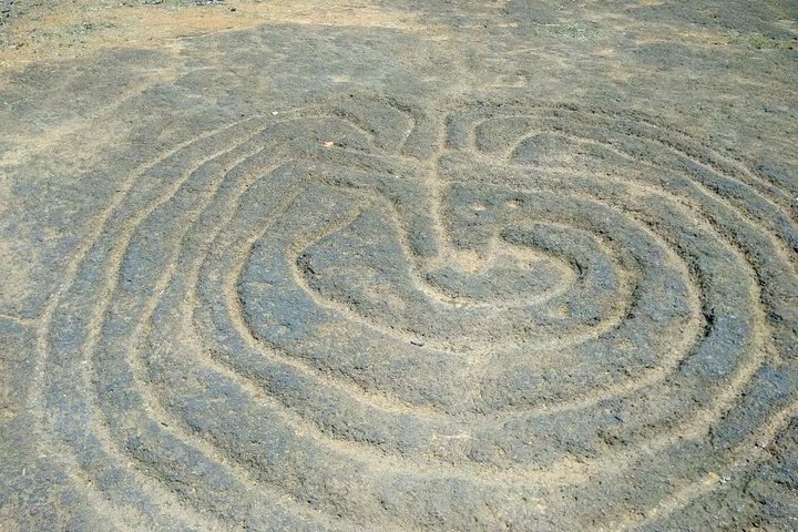 Private Goa tour of ancient rock art, laterite cave and bubble lake with lunch - Image 3