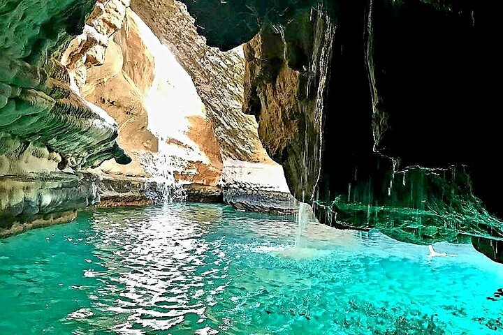 Private Full-Day Wadi Shab and Bimmah Sinkhole Tour - Image 2