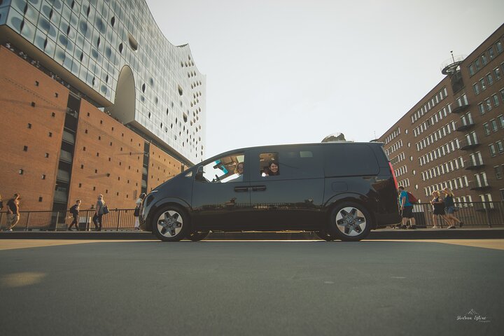 Hamburg for explorers, city tour in a first class van - Image 1