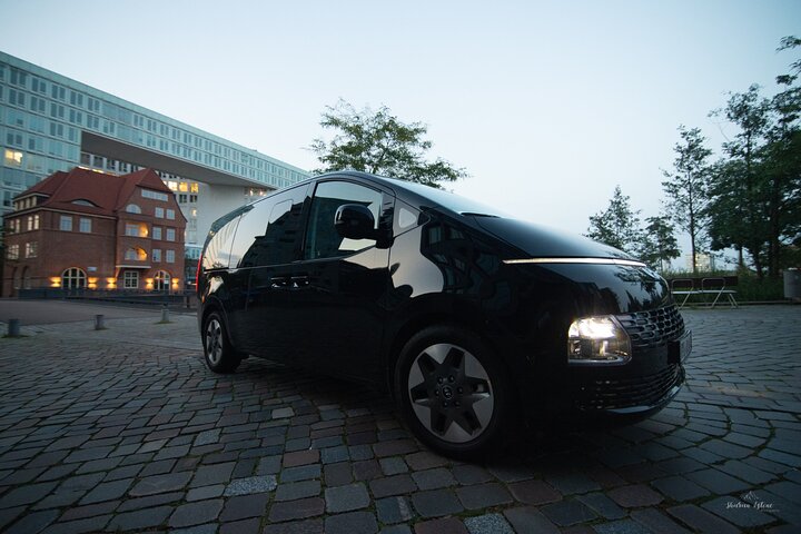Hamburg for explorers, city tour in a first class van - Image 2