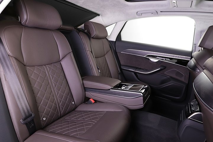 Private sightseeing tour in Hamburg with premium limousines - Image 4
