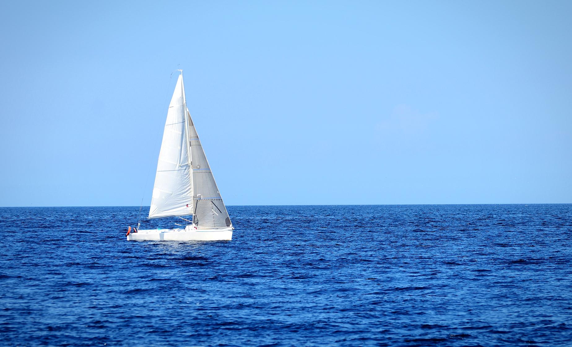 Sailing to Dia Island - Image 1