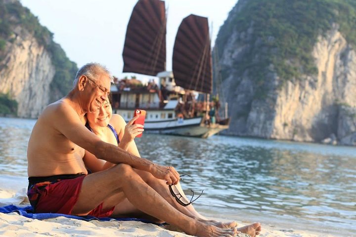 2-Day Spectacular Halong Bay Cruise from Hanoi - Image 1