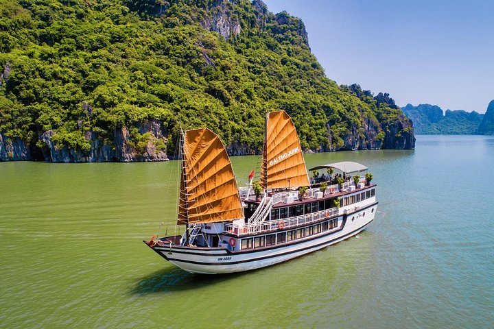 Bai Tu Long bay deluxe cruise 2D/1N: Kayaking, swimmig, Full Meals & best prices - Image 1
