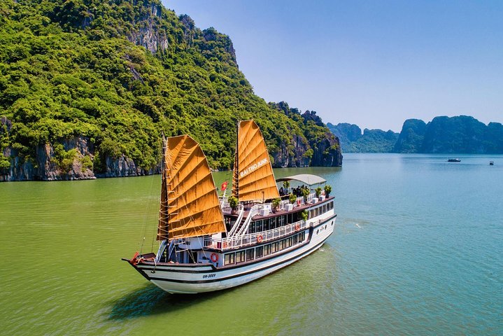 Bai tu long bay deluxe cruise 2D/1N: Kayaking & Swimming at pristine places - Image 1