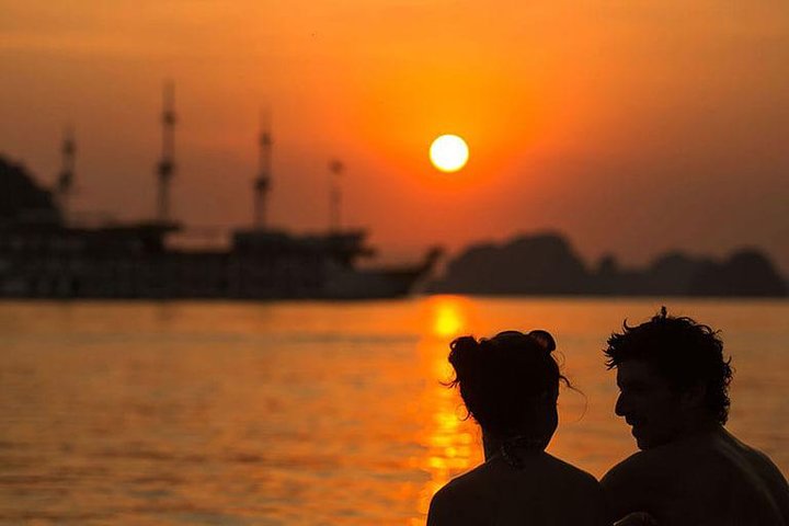 Deluxe Halong Bay 6 Hours Cruise To Visit Surprising Cave And Titop Island  - Image 2