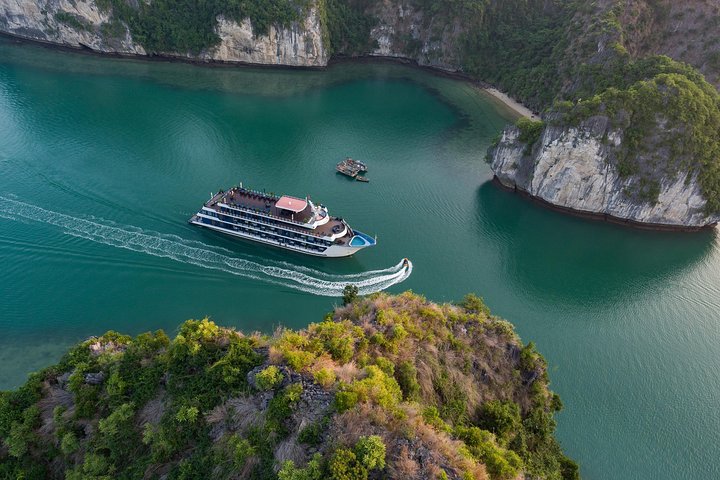 Erina Cruise 6-star cruise 2 day visit Lan Ha Bay private balcony - Image 5