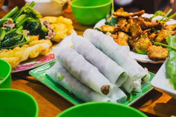 Female Vespa Ao Dai riders Night Street Food Tour +Train Street - Image 3