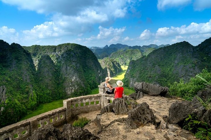 Full day Hoa Lu - Mua Cave - Trang An Boating with transfer & Buffet lunch - Image 1
