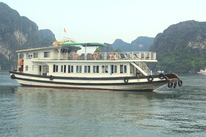 Ha Long Bay Cruise Day Tour with lunch, kayaking, surprise cave & titop island - Image 2