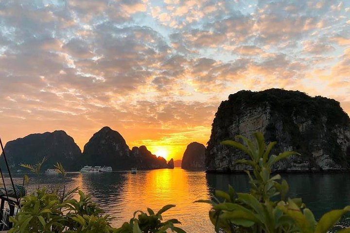 Halong Bay 1 Day Tour with All-Inclusive: Boat, Kayak, Island, Cave and Lunch - Image 2