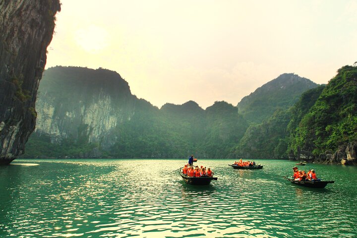 Halong Bay day cruise with Cave, Kayaking and Swimming on highway - Image 2