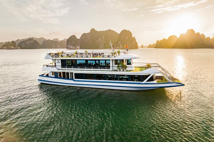Halong bay Luxur Cruise Day trip: Buffet lunch & Limousine bus - Image 1