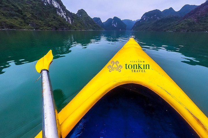 Halong bay luxury cruise 2D/1N: Kayaking, Swimming, Titop island & Surprise cave - Image 2