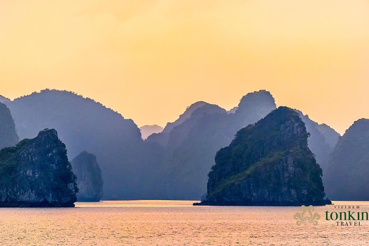 Halong bay luxury cruise 2D/1N: Kayaking, Swimming, Titop island & Surprise cave - Image 1